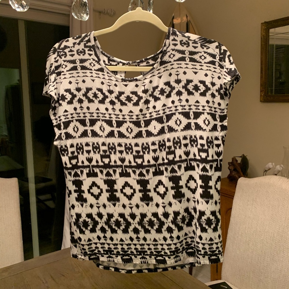 3/$21NEVER WORN  black/white abstract top easyfit